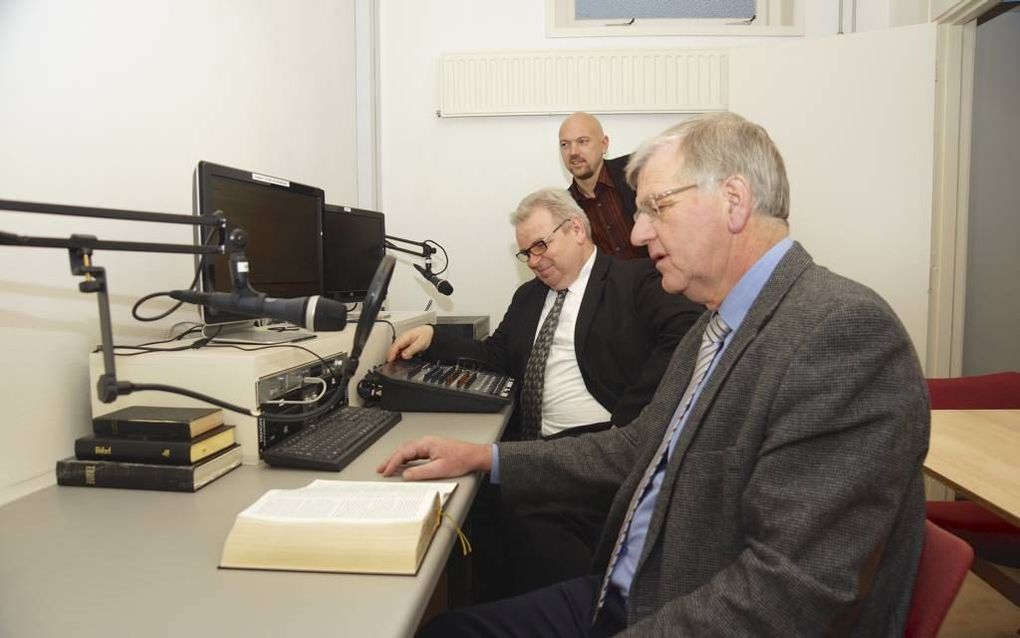 Ds. Borsje (vooraan) werkt mee aan het ziekenhalfuurtje van de kerkradio in Katwijk. Foto Ina van der Plas