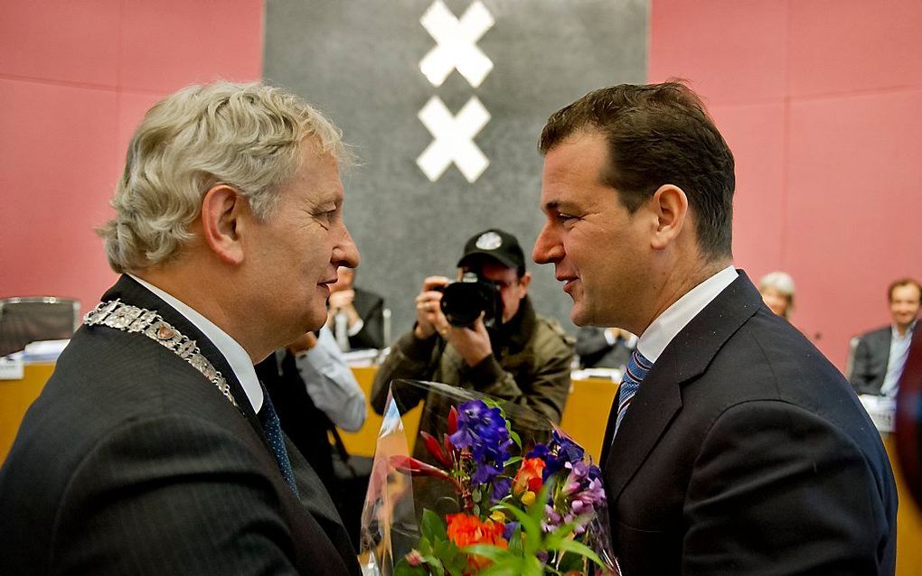 Burgemeester Eberhard van der Laan (L) neemt afscheid van Lodewijk Asscher, voormalig wethouder. Foto ANP