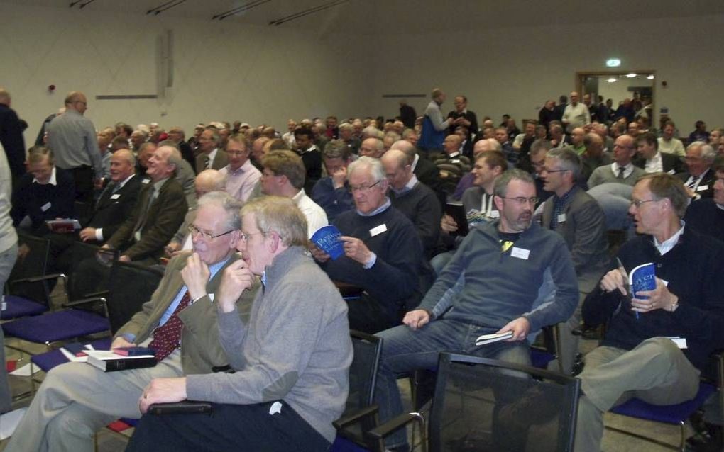 „In Nederland zijn predikanten nogal eens stemmig gekleed, in Engeland kun je op de Leicesterconferentie diep geestelijk contact hebben met een voorganger in een spijkerbroek.” Foto: Leicesterconferentie, 2012. Foto RD