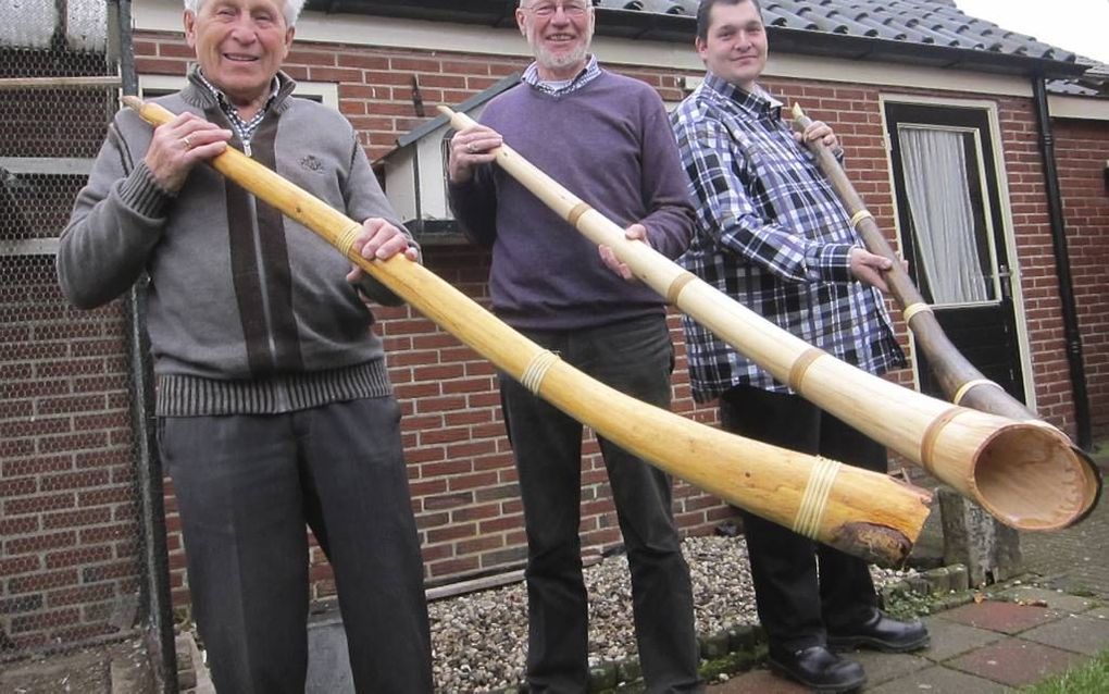 De harde kern van de Riessense Mirreweenterhoornbloazers, v.l.n.r. voorman Roelf Wolterink, Willem Companje en secretaris Gerard Leesman. Foto Gerrit Dannenberg