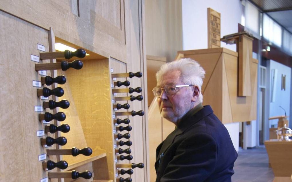 De 77-jarige organist Jaap Wisse achter het orgel van de gereformeerde gemeente in Aagtekerke. Foto Corina Schipaanboord