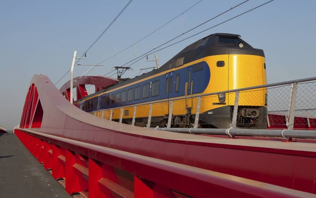 De Hanzeboog, de nieuwe spoorbrug over de IJssel bij Zwolle. Foto Stefan Verkerk