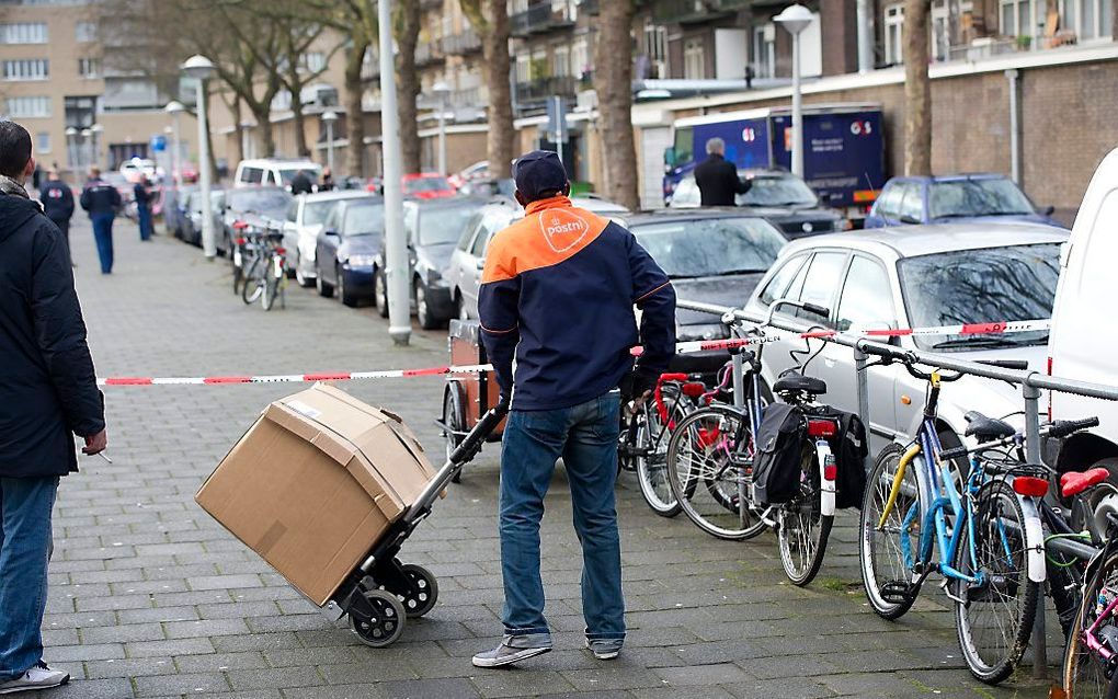 Flexwerkers met een opdrachtovereenkomst, zoals veel postbodes en krantenbezorgers, krijgen voortaan recht op het wettelijk minimumloon. Foto ANP