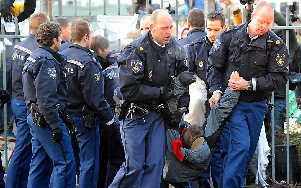 Alle uitgeprocedeerde asielzoekers die zich in het tentenkamp in Amsterdam-Osdorp bevonden, zijn vrijdag door de politie meegenomen.  Foto ANP