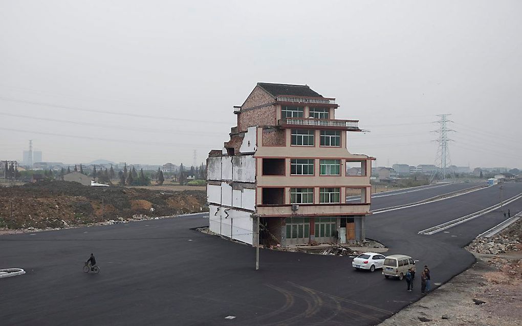 Het snelweghuis van de Chinese eendenboer Luo Baogen (67) blijkt nu toch te zijn gesloopt. Foto EPA