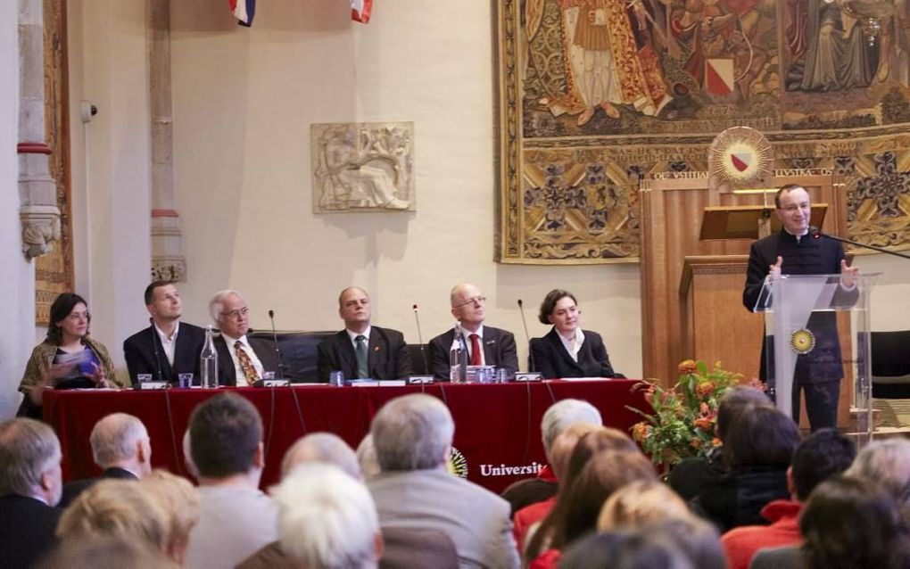 Tijdens de herdenking van 290 jaar Hongaarstalige diensten sprak de Hongaarse ambassadeur Gyula Sümeghy (foto). „Hongaren spreken verschillende talen, maar willen graag bidden en diensten beleggen in de eigen taal.”	Foto Jaco Klamer