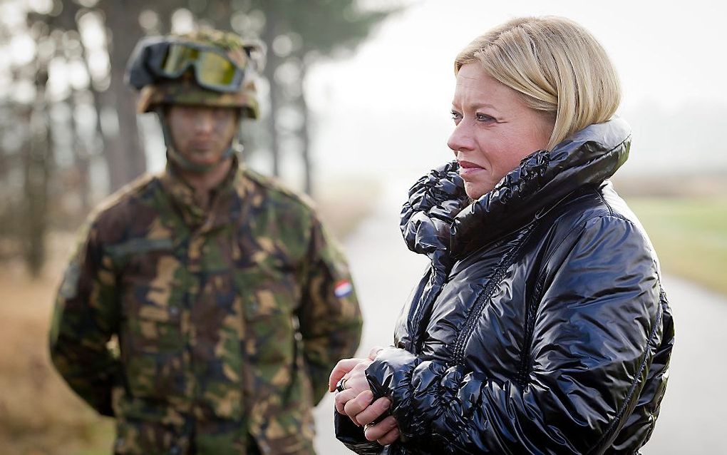 Minister Hennis-Plasschaert maakt kennis met Defensie.  Foto ANP