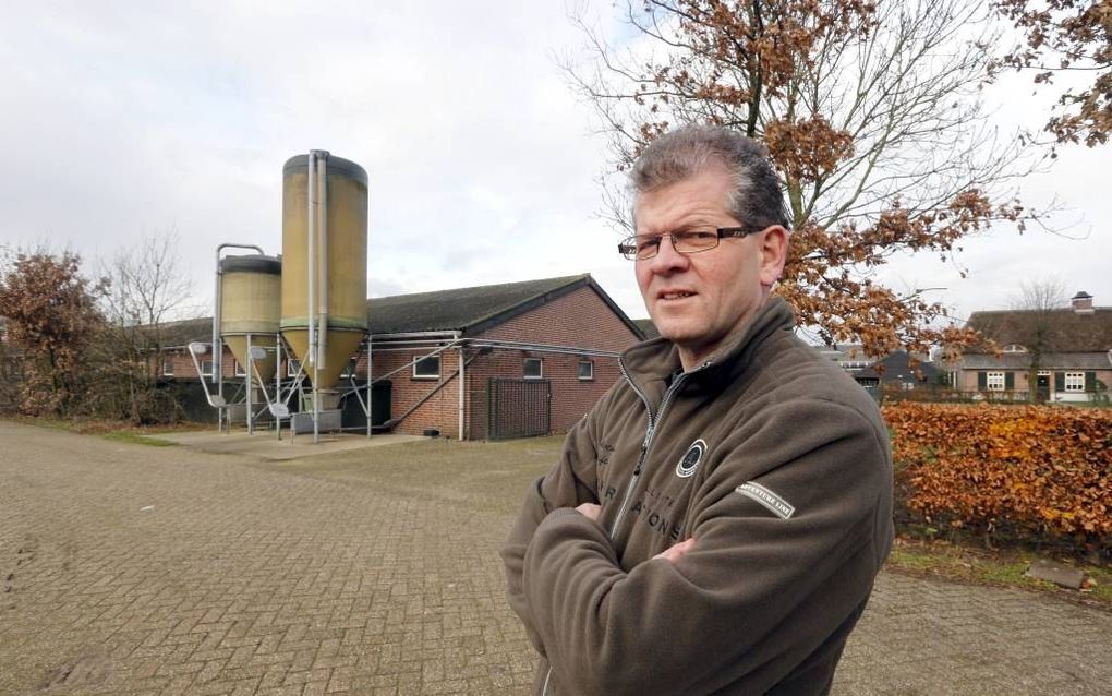 Tussen oude drukpersen in het museum van drukkerij RAD in Dordrecht heeft eindredacteur Peter Dillingh (r.) van het Historisch Tijdschrift GKN onlangs het eerste exemplaar van het jubileumnummer aangeboden aan ds. C. A. Streefkerk (r.) van de Ontmoetingsk