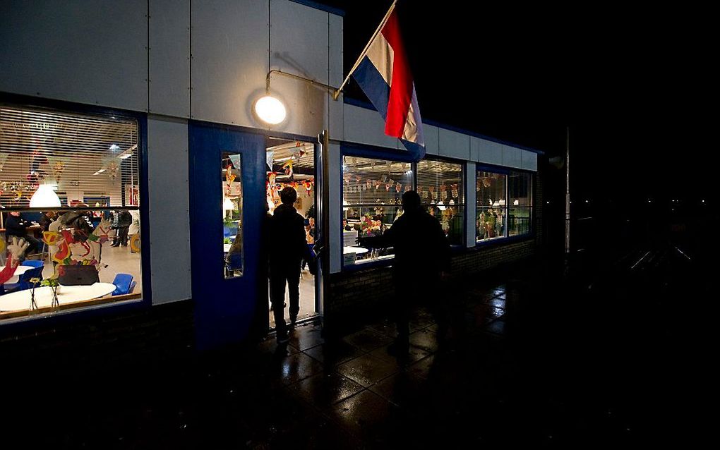 Betrokkenen lopen de kantine van SC Buitenboys in om een bijeenkomst bij te wonen, nadat bekend is geworden dat de grensrechter is overleden die mishandeld is door een jeugdelftal van Nieuw Sloten. Foto ANP