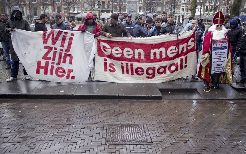 Uitgeprocedeerde asielzoekers vragen met een demonstratie op het Plein in Den Haag aandacht voor hun situatie. Foto ANP