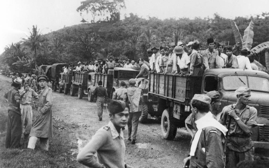 Met vrachtwagens werden gevangen soldaten van de Tentara Nasional Indonesia (TNI) weggebracht tijdens een van de politionele acties. De reacties binnen protestants-christelijke kring op het Nederlandse beleid liepen sterk uiteen. Foto ANP