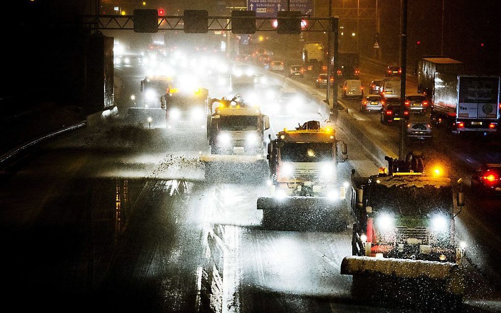 Sneeuwschuivers in actie, op de A20 bij Rotterdam. Foto ANP