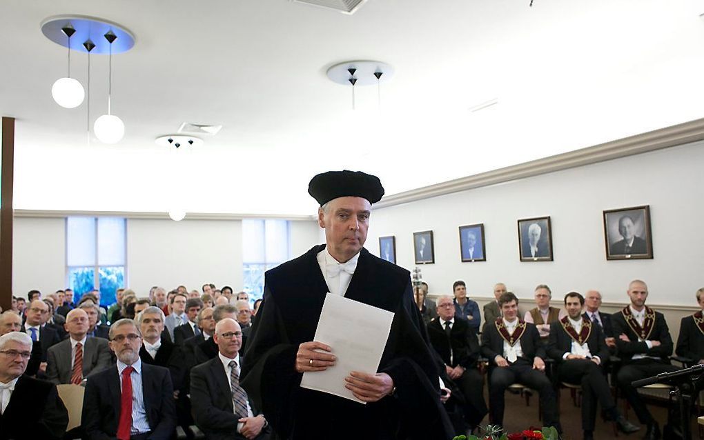 Prof. dr. B. Kamphuis op weg naar het spreekgestoelte in de aula van de Theologische Universiteit Kampen, waar hij de traditionele diesrede zal uitspreken. Foto Dick Vos