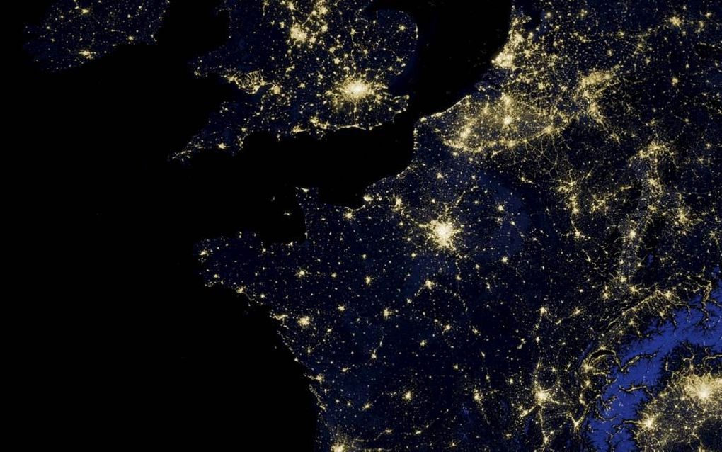 Een Amerikaanse satelliet bracht heel de aarde bij nacht in beeld. Een opname van West-Europa op 27 maart 2012.   Foto NASA