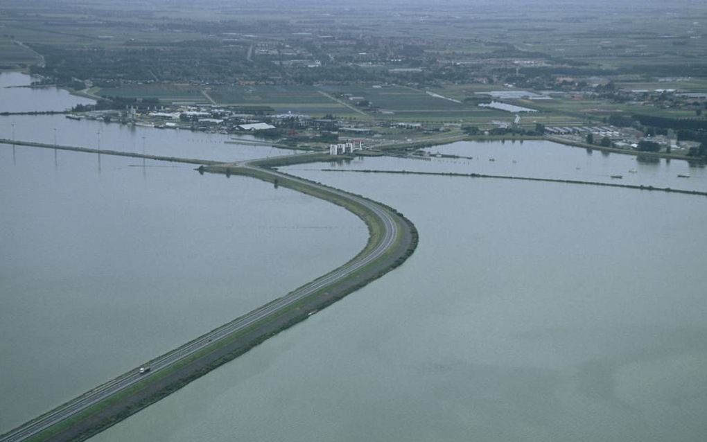 De Houtribdijk is de verbinding tussen de provincies Flevoland bij Lelystad (boven zichtbaar) en Noord-Holland bij Enkhuizen. Foto Rijkswaterstaat