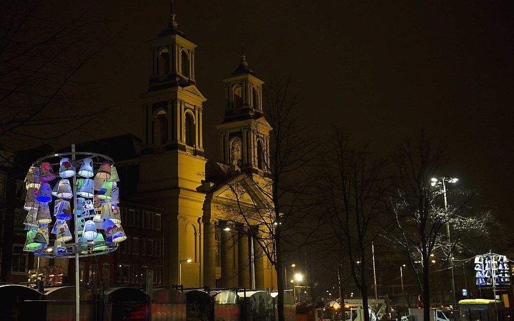 Het Amsterdam Light Festival ging vrijdagavond onder koude omstandigheden van start. Tijdens de eerste editie van het lichtfestival kunnen bezoekers zes weken lang genieten van allerlei kunstwerken van licht in de hoofdstad. Foto ANP