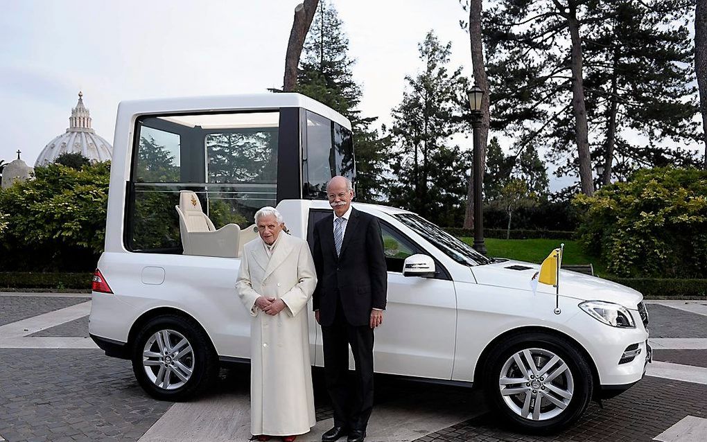 De paus bij zijn nieuwe auto. Foto EPA