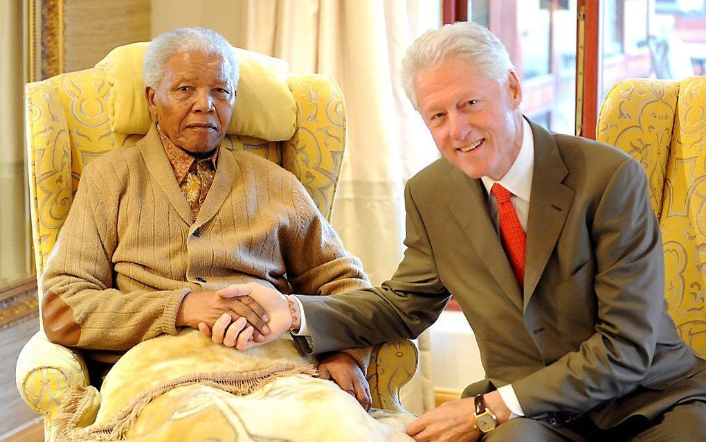 Bill Clinton (R) bezoekt Mandela, juli 2012. Foto EPA