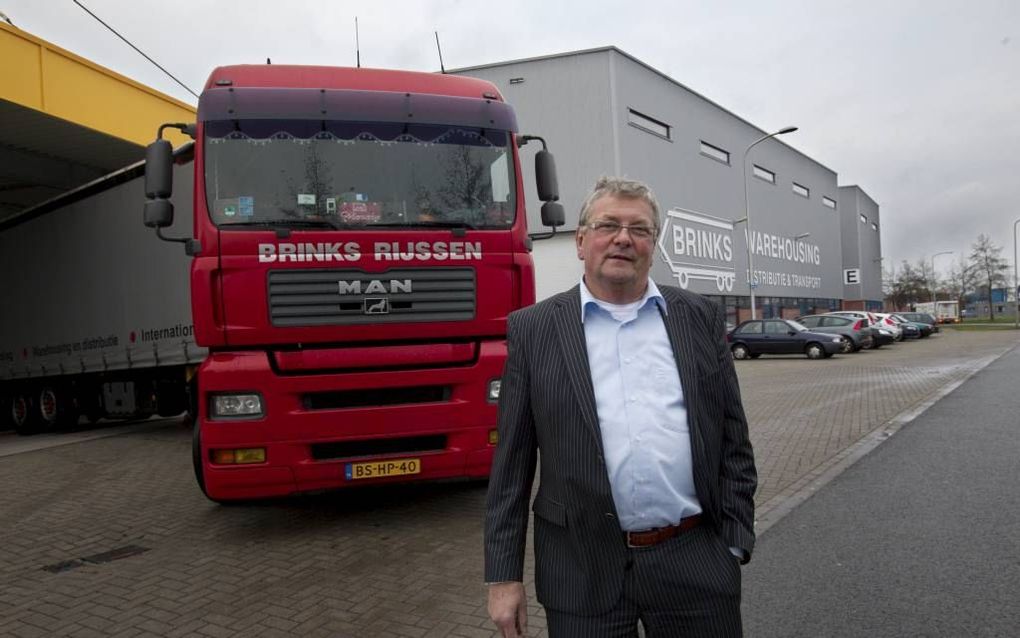 Henk Brinks hoopt de leiding van zijn Rijssense transportbedrijf binnenkort over te dragen aan zijn zoon Harmen (27). „Dan zit de zesde generatie aan het stuur van ons familie­bedrijf. Daar ben ik dankbaar voor”, zegt de ondernemer. Foto RD, Anton Dommerh