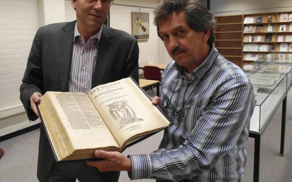 Prof. dr. August den Hollander en Mathieu Knops met een Deux-Aesbijbel in de bibliotheek van de Vrije Universiteit. Foto RD