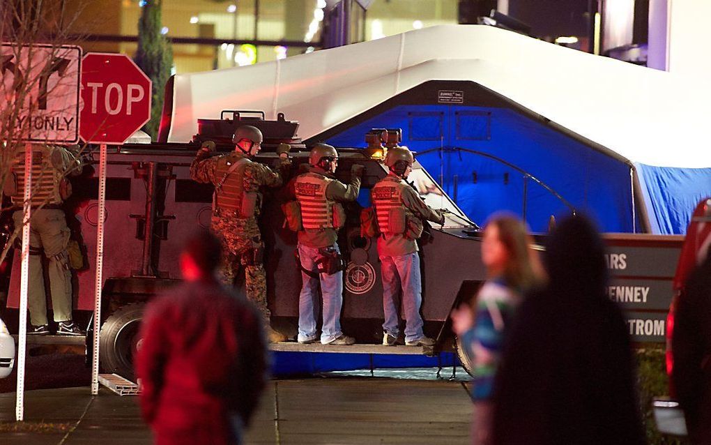 Twee mensen zijn om het leven gekomen toen een gemaskerde man dinsdag het vuur opende in een winkelcentrum in Clackamas, Oregon. Foto EPA