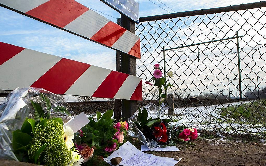 Bij de spoorwegovergang zijn bloemen neergelegd. Foto ANP