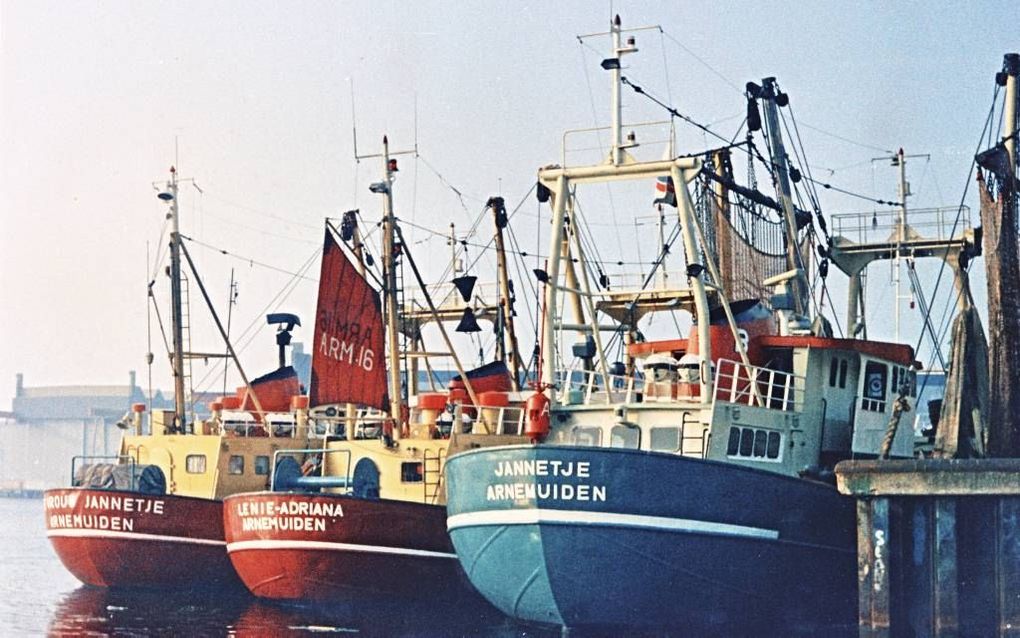 Arnemuidense kotters in de haven van Vlissingen. De kade ervan was in 1988 het toneel van een massale vechtpartij tussen vissers, sympathisanten en overheidsdienaren. Foto C. L. van Dijke