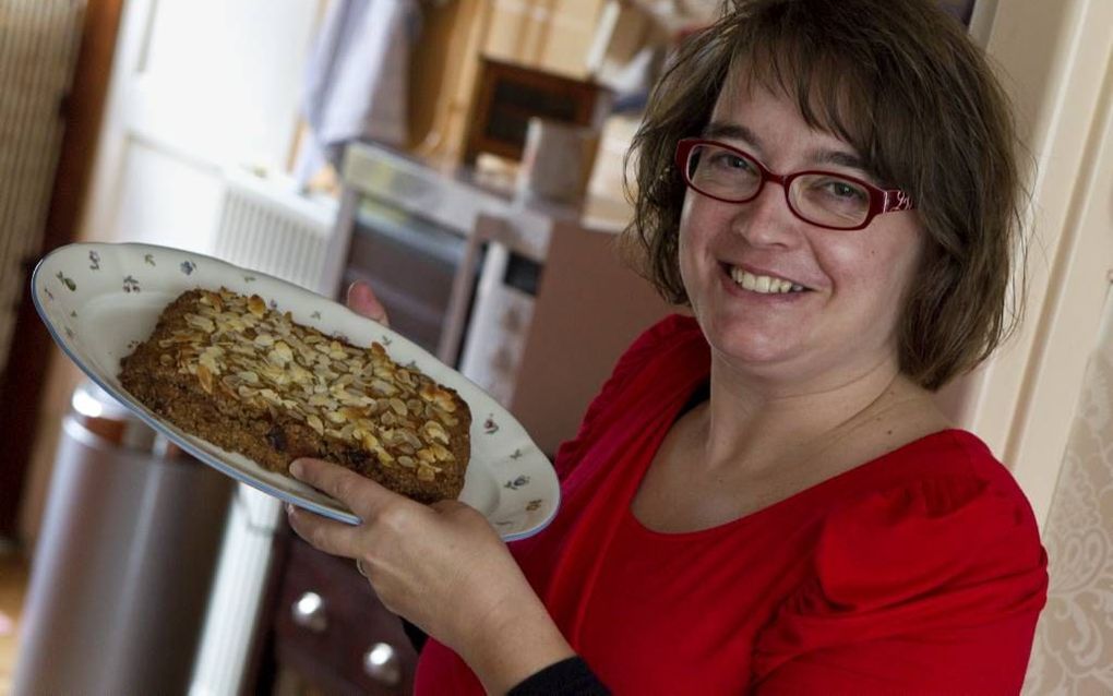 Eveline Neeleman (40) uit Hendrik-Ido-Ambacht: met een kruidige gevulde speculaas met honingspijs met een zoete smaak. Foto RD, Anton Dommerholt