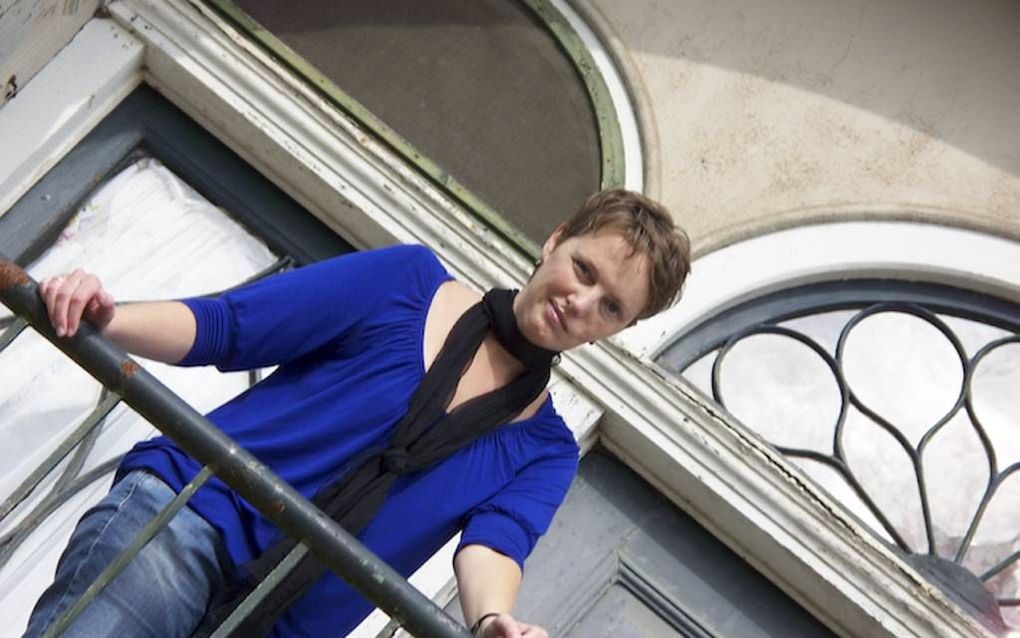 Lydia Blom op het balkon van Huis te Vliet. De initiatiefneemster van de Stichting Lopikerkapel wil dat de verhalen erover bewaard blijven. Foto André Bijl