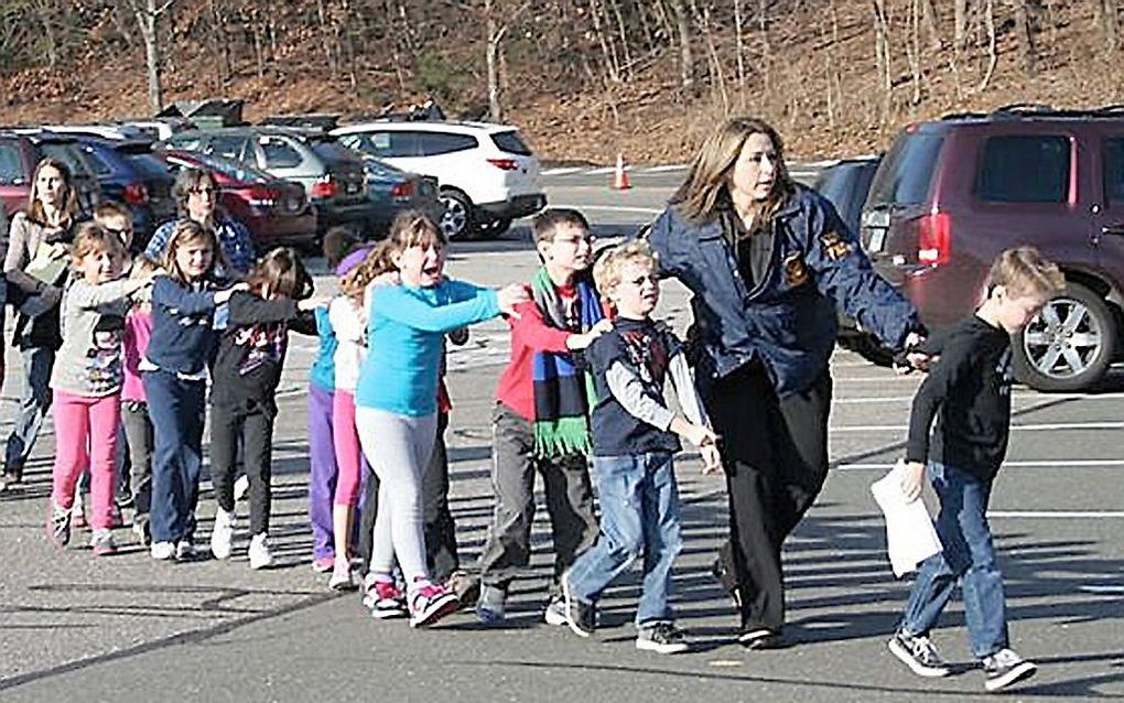 Politiemensen evacueren kinderen uit de school. Foto EPA