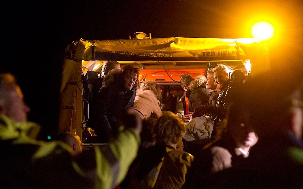 Oud-leerlingen en begeleiders van de Gomarus Scholengemeenschap zijn vrijdag in problemen gekomen op een zandmotor bij Monster. Foto ANP