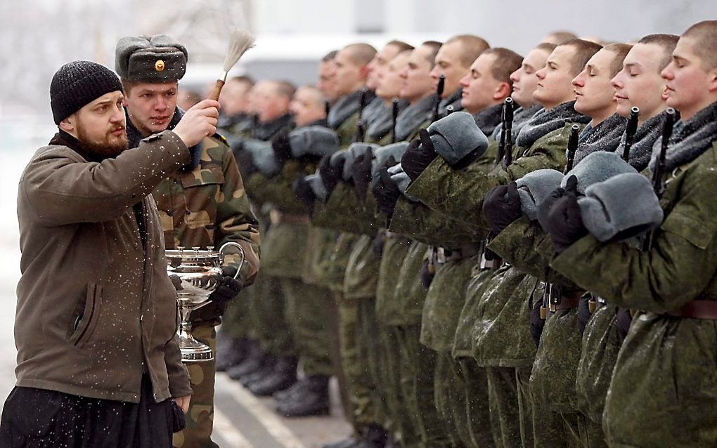 Het is een plechtige gebeurtenis, die eedaflegging. Zo’n 9000 jonge Wit-Russische soldaten legden zaterdag de eed af. Daar komt in dat land ook een orthodoxe priester aan te pas, voor de zegen. Foto EPA