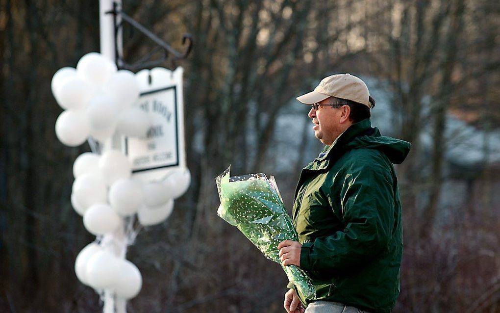 Witte ballonnen en bloemen, ter nagedachtenis aan de slachtoffers van de schietpartij. Foto EPA