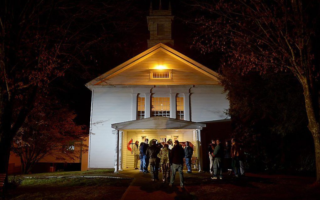 Kerken in de omgeving van de Amerikaanse stad Newton (Connecticut) hebben zaterdag gebeds- en herdenkingssamenkomsten georganiseerd om stil te staan bij de schietpartij, vrijdag, op een school. Foto EPA