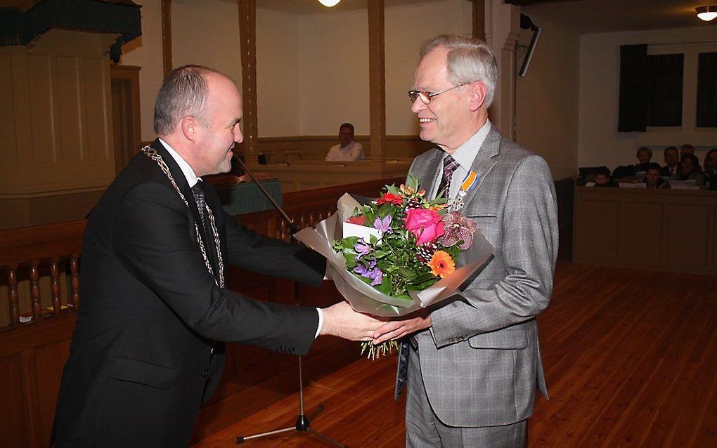 Jan L. van den Heuvel (r.) is zaterdag door burgemeester A. A. M. Brok van Dordrecht benoemd tot ridder in de Orde van Oranje-Nassau. Foto Conno Bochoven