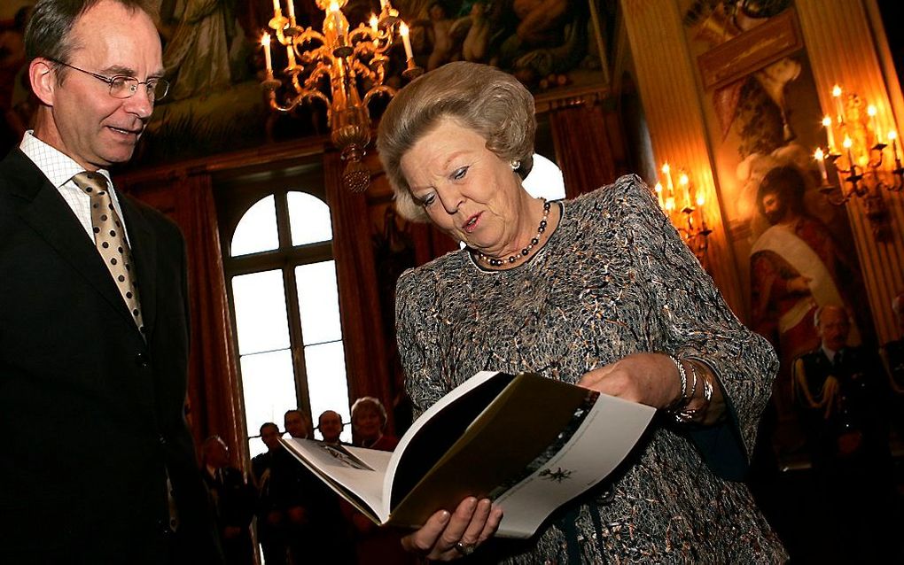 Koningin Beatrix op een foto in 2005, in de Oranjezaal van paleis Huis ten Bosch, samen met de toenmalige minister van Defensie, Henk Kamp. Foto ANP