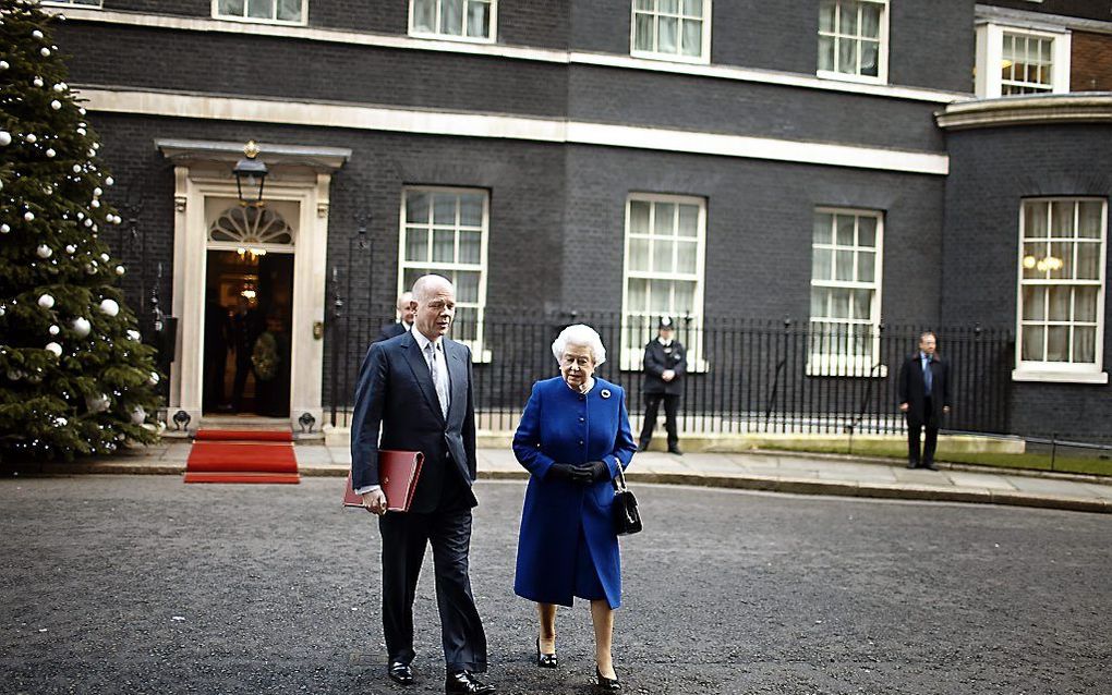 Koningin Elizabeth en minister van buitenlandse zaken William Hague.  Foto EPA