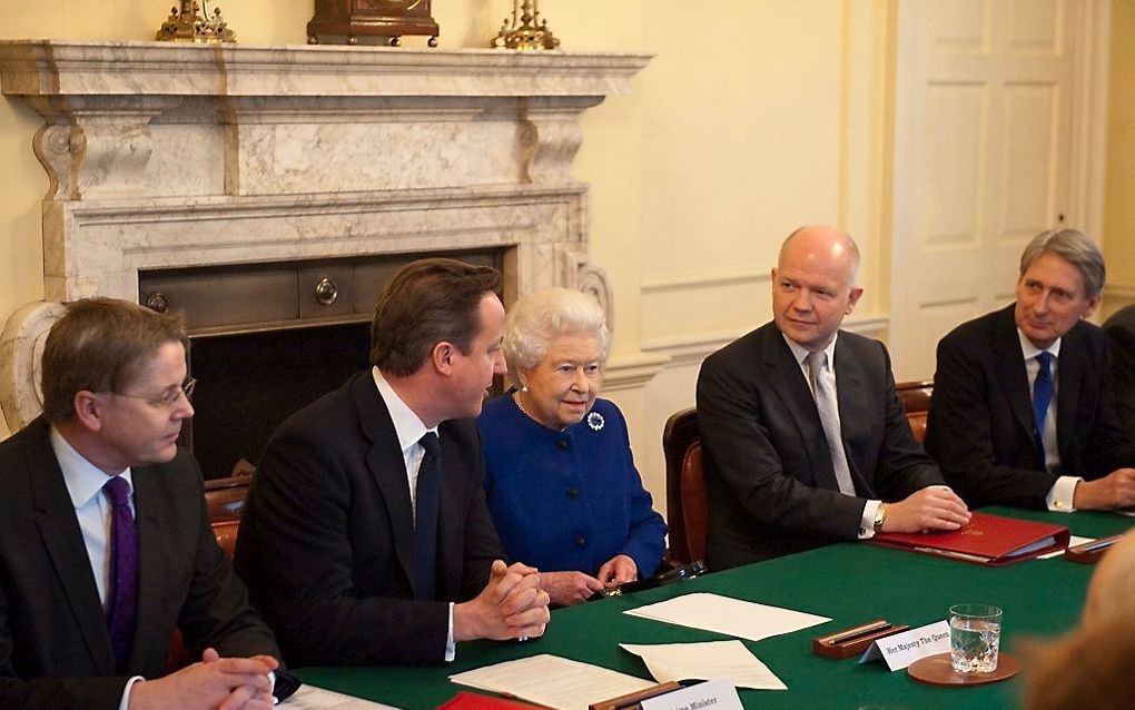 Koningin Elizabeth II woont een kabinetsvergadering bij.  Foto EPA