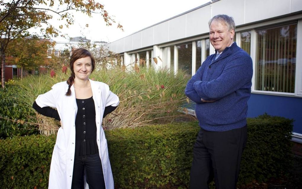 Pierre de Roy (r.), oprichter van de vermoeidheidpoli in Lelystad, en internist Ewa van der Molen. Foto Sjaak Verboom