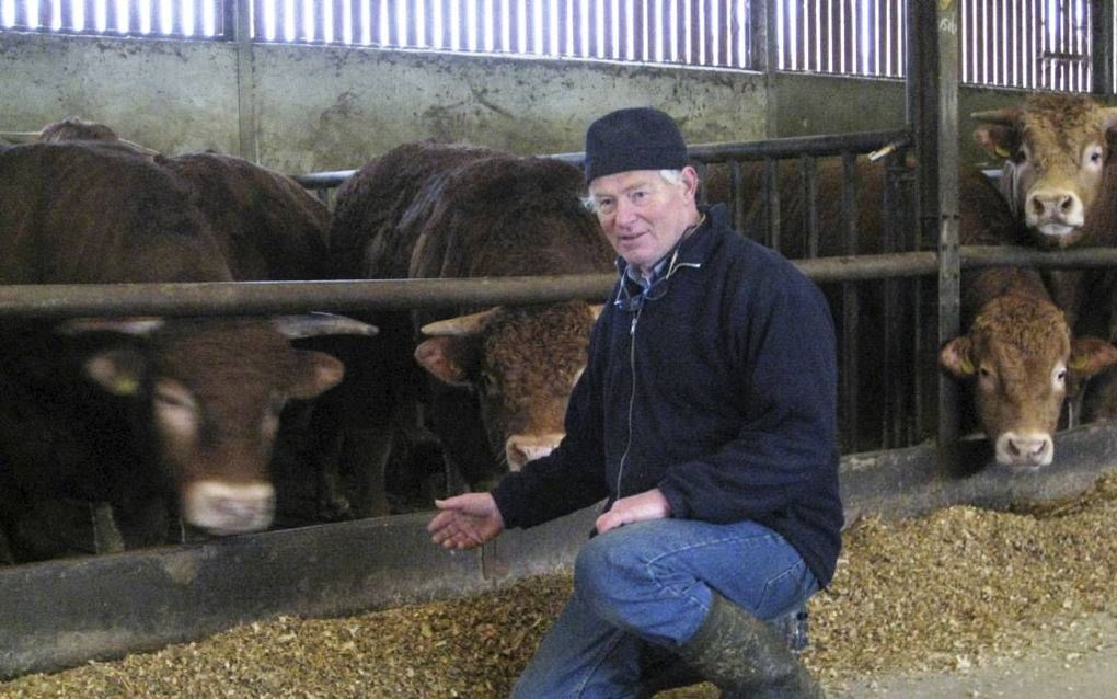 Harrie Boomkamp uit het Denekamp van Vleesboerderij Erve Elferman: „Een koe hoort in een wei met pinksterbloem, weegbree en paardenbloem, maar waar zie je dat tegenwoordig nog? Kruiden bepalen de smaak van een goed rijp stuk vlees.” Foto Gerrit Dannenberg