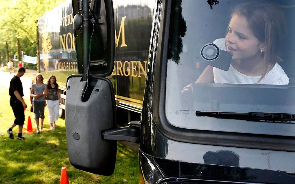 Bestelauto’s moeten worden uitgerust met een dodehoekspiegel en een signaleringssysteem bij het achteruitrijden. Foto ANP