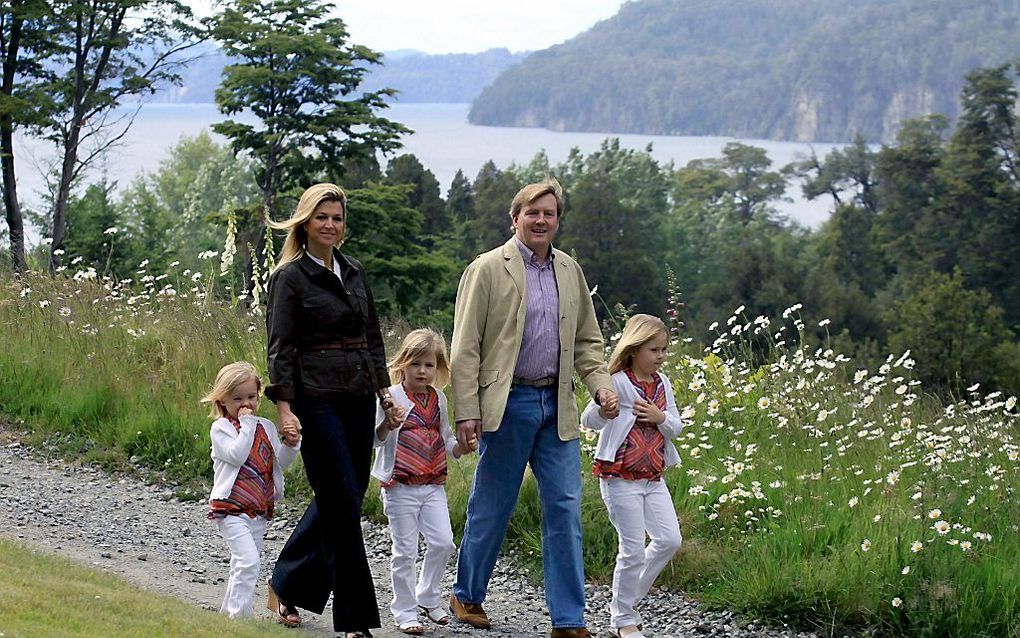 Het prinselijk gezin bij hun huis in Villa La Angostura. Foto EPA