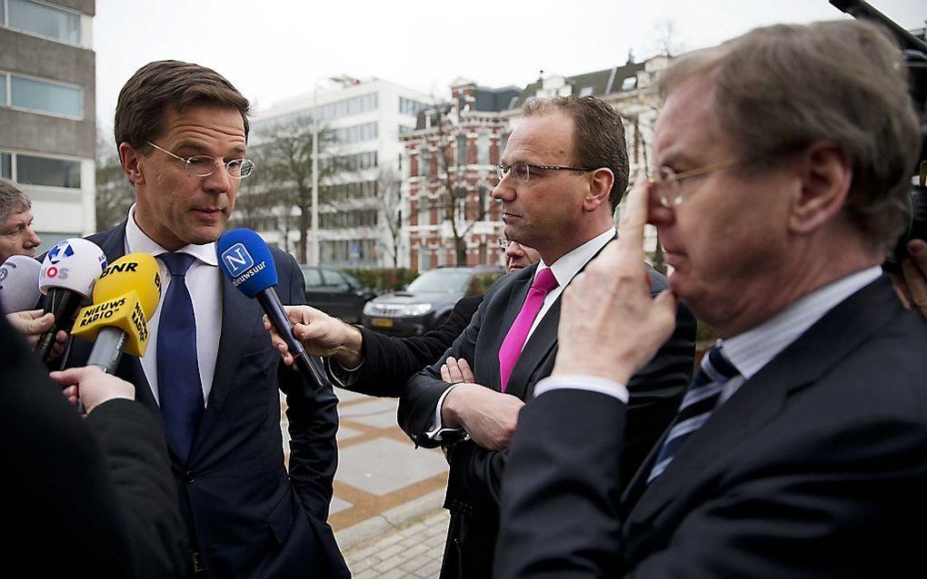 Berard Wientjes (R) (VNO/NCW) en Ton Heerts (vakcentrale FNV) wachten woensdag op premier Mark Rutte die geinterviewd wordt voorafgaand aan de officiele kennismaking tussen het kabinet en de werkgevers- en werknemersorganisaties. Foto ANP