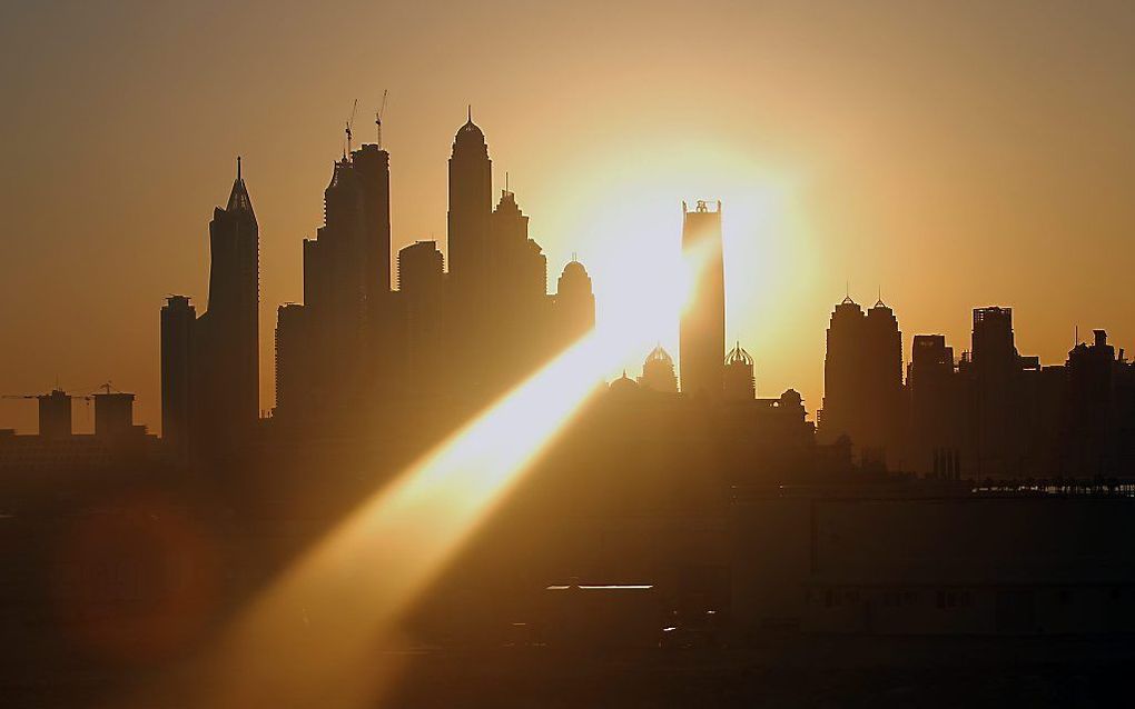 Zonsopkomst in Dubai op 21-12-2012. Foto EPA