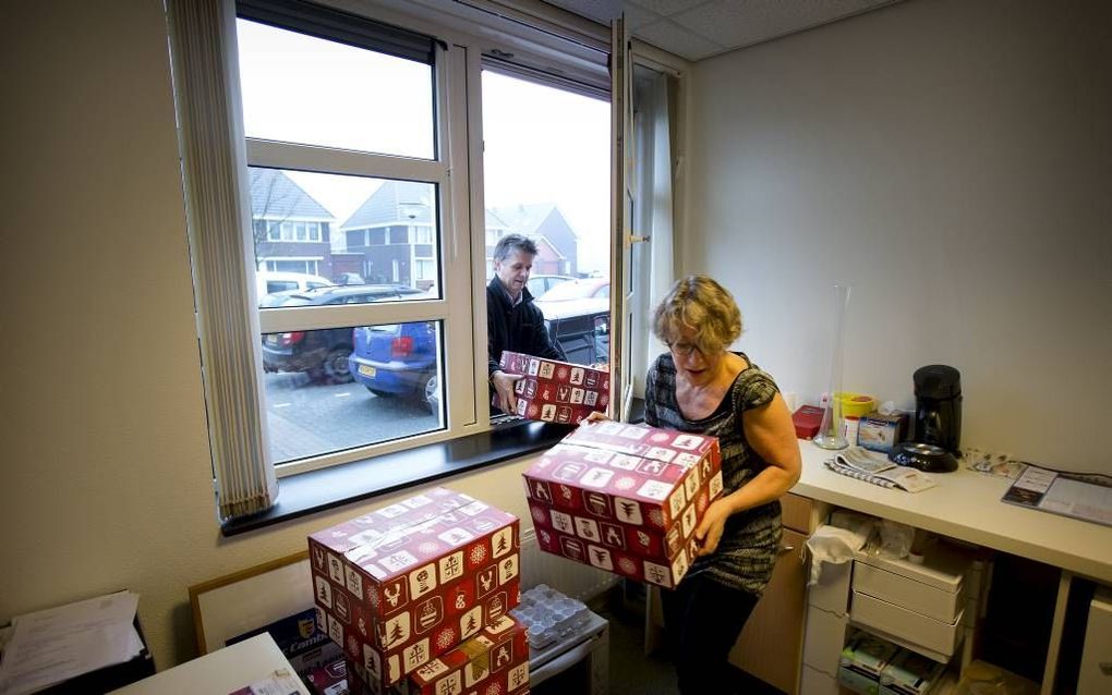 Leden van verschillende kerken in Leeuwarden hebben dinsdag 18 december in de Open Hofkerk in Leeuwarden voedselpakketten klaargemaakt voor minima in de Friese hoofdstad.  Foto RD, Henk Visscher