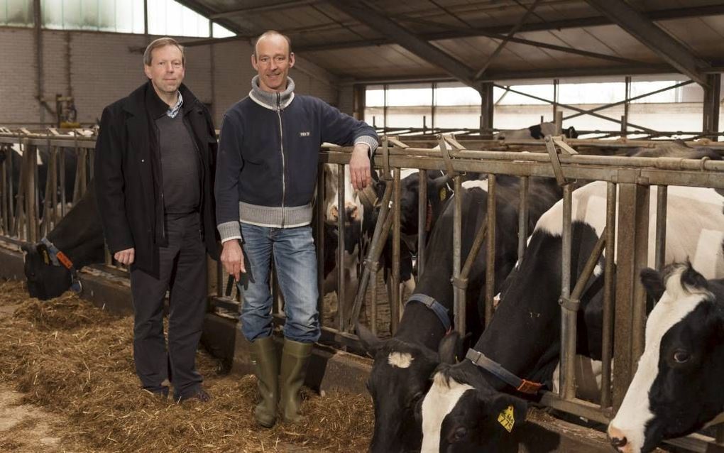 Melkveehouder Peter Boersen (r.) is voorzitter van het coöperatieve voercentrum, dat vrijdag is opgericht. Links staat directeur Bart Eggink van mengvoercoöperatie De Valk Wekerom, die hand- en spandiensten zal verlenen. Foto André Dorst