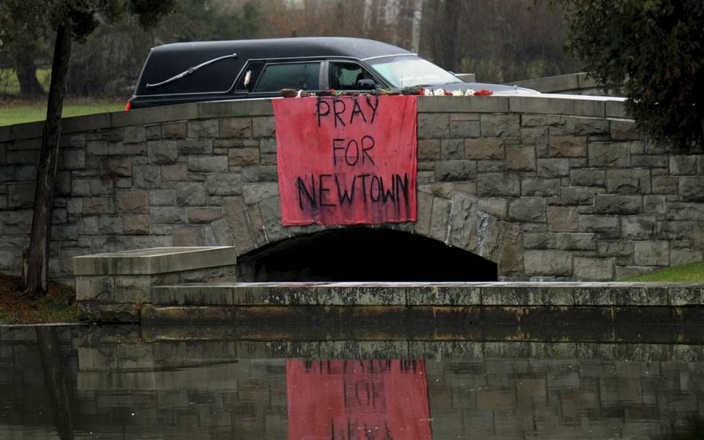 De lijkauto met daarin het lichaam van de 6-jarige Jack Pinto in het Amerikaanse Newtown op weg naar de begraafplaats. Het jongetje was een van de twintig kinderen die vorige week vrijdag door Adam Lanza werden vermoord op de basisschool Sandy Hook in New