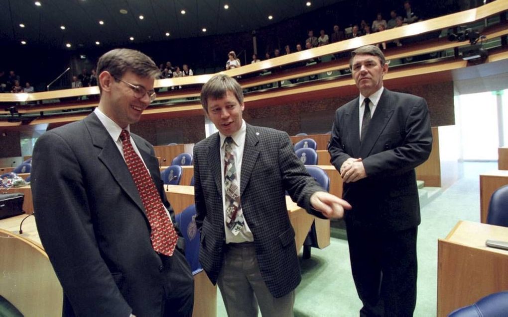 RPF’ers A. Rouvoet (l.) en D. Stellingwerf met SGP’er ir. B. J. van der Vlies in 2000 in de Tweede Kamer.  Foto RD