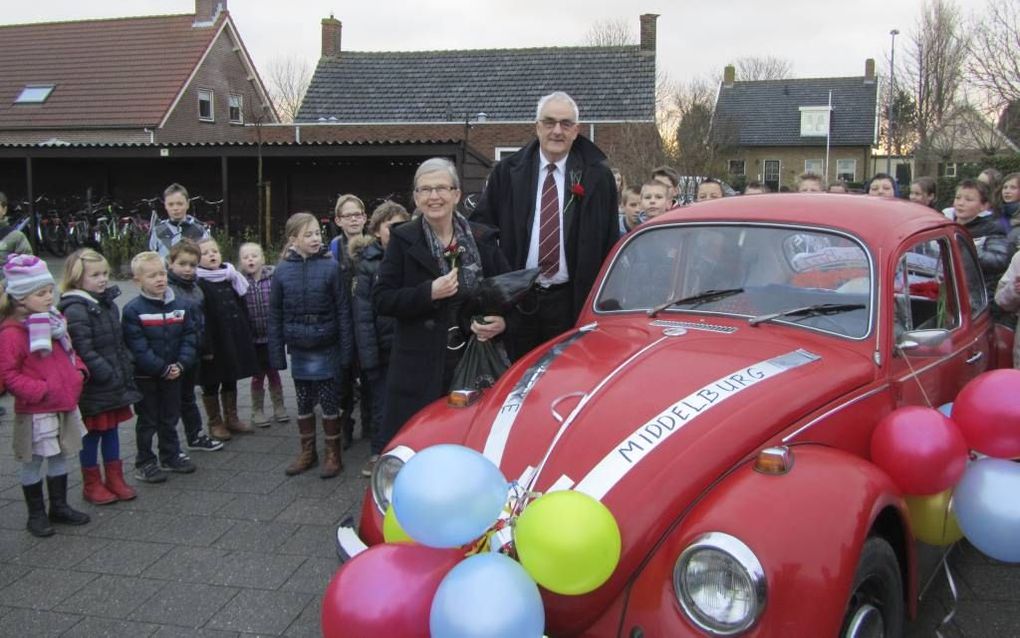 Vanwege zijn afscheid werden meester Beeke uit Aagtekerke en zijn vrouw gistermorgen opgehaald met een versierde auto. Foto Petra van der Laan