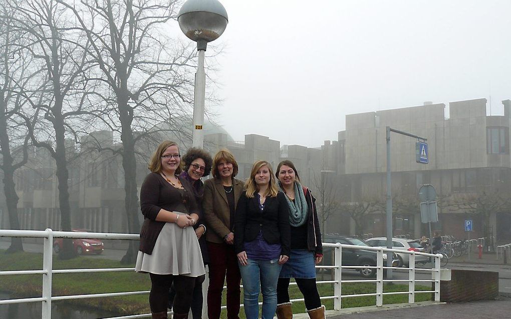 Voor de Leidse universiteitsbibliotheek staan Christel de Lange, dr. Hannah Neudecker, dr. Margaretha Folmer, Angelique Hofman en Maartje Valk. Zij maken zich sterk om de Leidse opleiding Hebreeuwse en Joodse Studies te behouden.  Foto RD